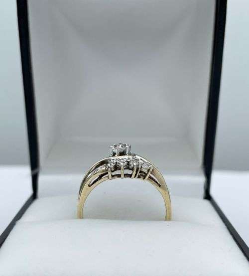 Stunning 0.10ct Diamond ring set in 9ct yellow gold