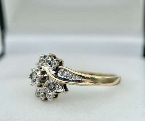 Stunning 0.10ct Diamond ring set in 9ct yellow gold