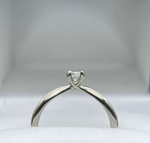 Beautiful 0.23ct Princess cut Solitaire ring