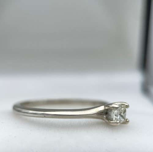 Beautiful 0.23ct Princess cut Solitaire ring