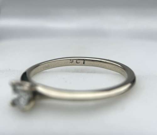 Beautiful 0.232ct Princess cut diamond solitaire ring