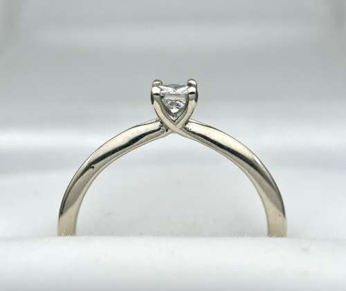Beautiful 0.232ct Princess cut diamond solitaire ring