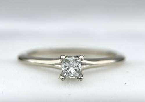 Beautiful 0.232ct Princess cut diamond solitaire ring