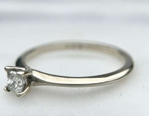 Beautiful 0.232ct Princess cut diamond solitaire ring