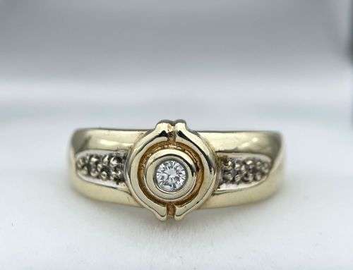 Unique Ladies cyclops diamond ring