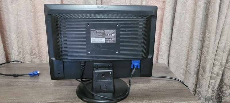 17` Phillips widescreen Flat-screen monitor