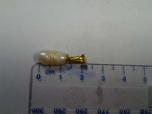 Solid 9ct Gold and pearl pendant