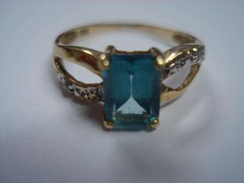 10ct SOLID Gold ring with blue stone