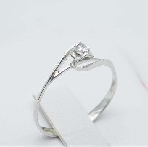 18 K WHITE GOLD AND DIAMOND ENGAGEMENT RING