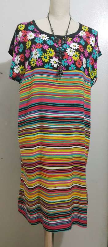 SHIFT DRESS size 40-42 / DAISY & STRIPES PRINT / two tone contrast dress for figure slimming effect