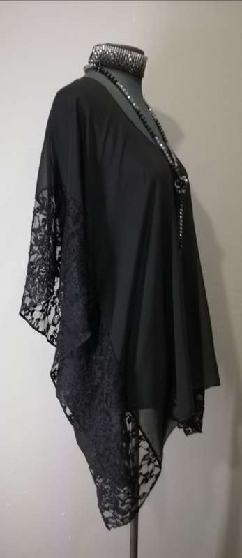 LACE DETAIL BLACK KAFTAN TOP by VANILLA LEE / SIZE 36-40 (L)