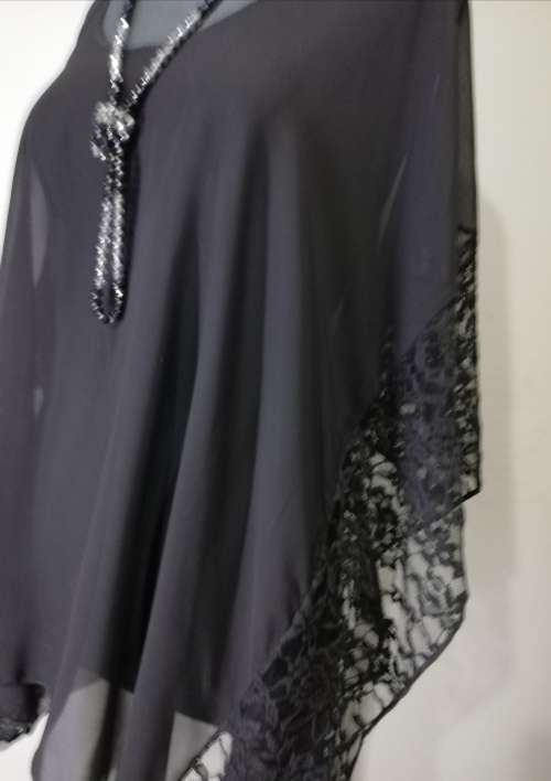 LACE DETAIL BLACK KAFTAN TOP by VANILLA LEE / SIZE 36-40 (L)
