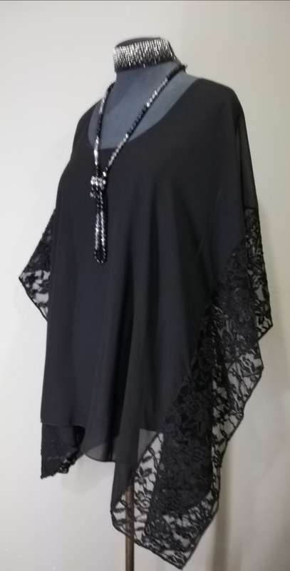LACE DETAIL BLACK KAFTAN TOP by VANILLA LEE / SIZE 36-40 (L)