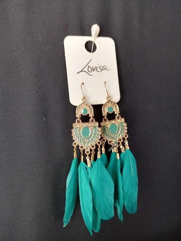 Ladies Jewelry - LOVISA Earrings - Green feathers on gold tone
