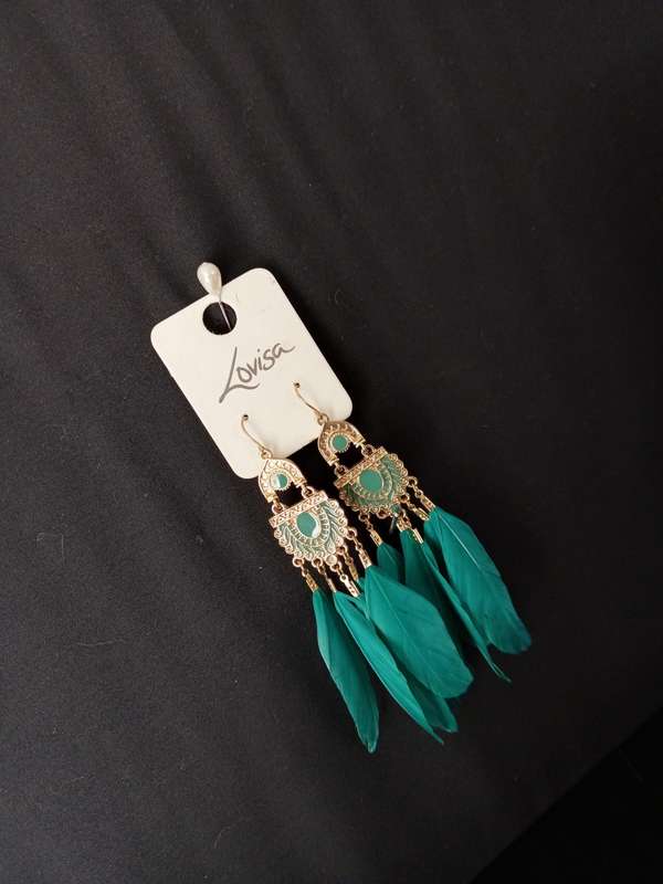 Ladies Jewelry - LOVISA Earrings - Green feathers on gold tone