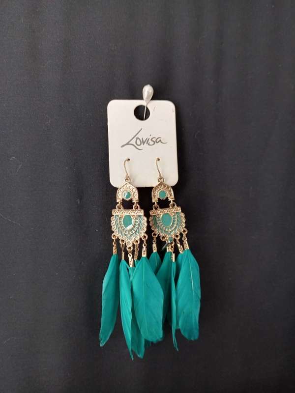 Ladies Jewelry - LOVISA Earrings - Green feathers on gold tone