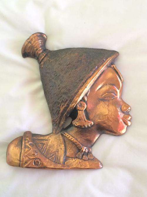 COPPER COLOUR AFRICAN WOMAN BUST (HANGING) (est 25x27cm)