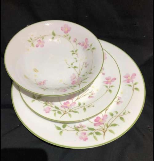 Noritake First Blush dinner service(PORC798)