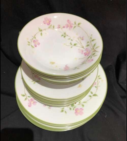 Noritake First Blush dinner service(PORC798)