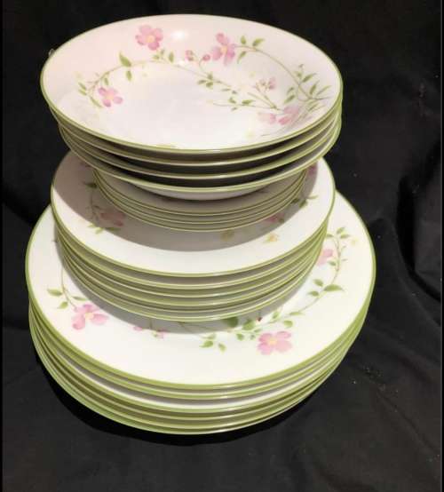 Noritake First Blush dinner service(PORC798)