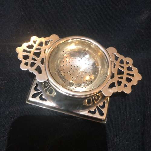 Tea sieve stand