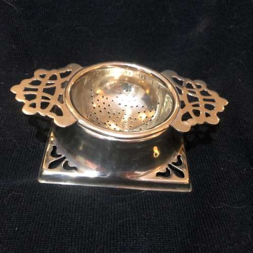 Tea sieve stand