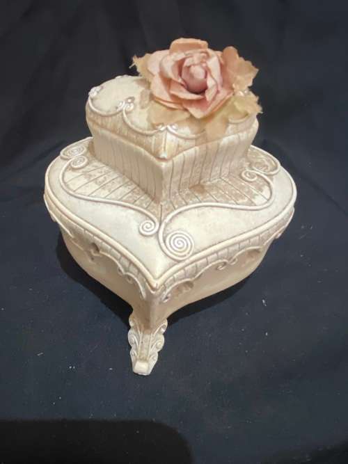 Jewellery/trinket holder