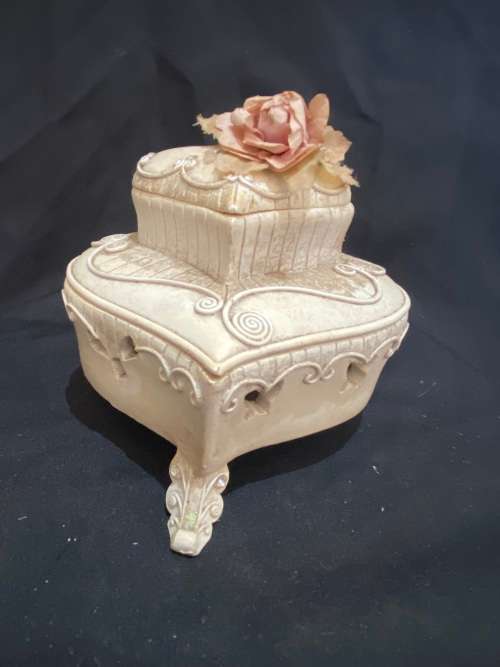 Jewellery/trinket holder