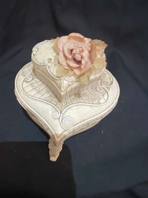 Jewellery/trinket holder