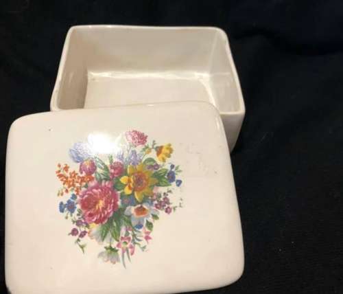 Jewellery/trinket holder