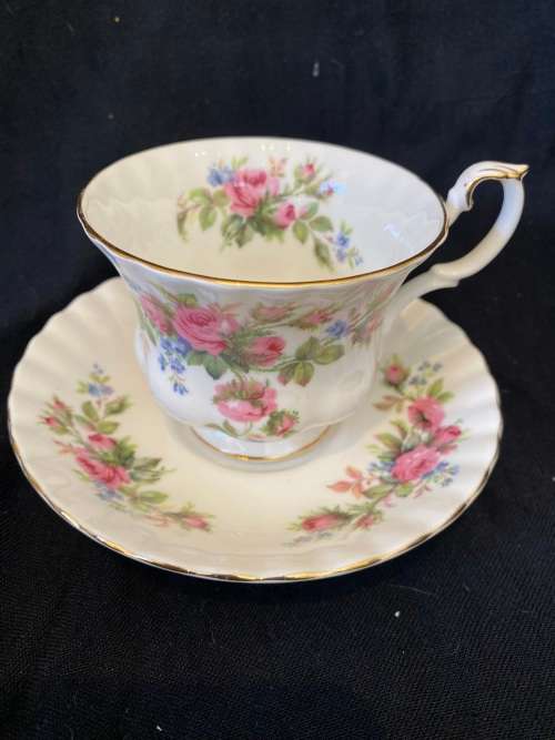 Duos Royal Albert Moss Rose duos each