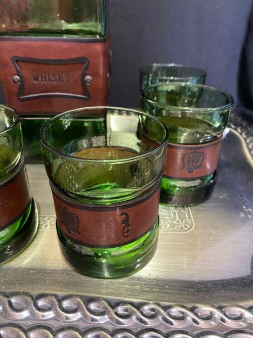 Decanter glasses tray