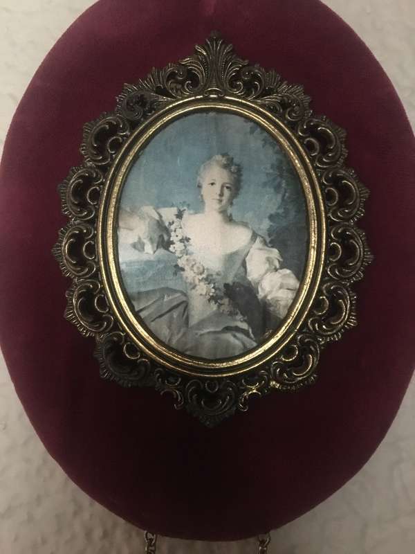 Wall hanging cameo velveteen