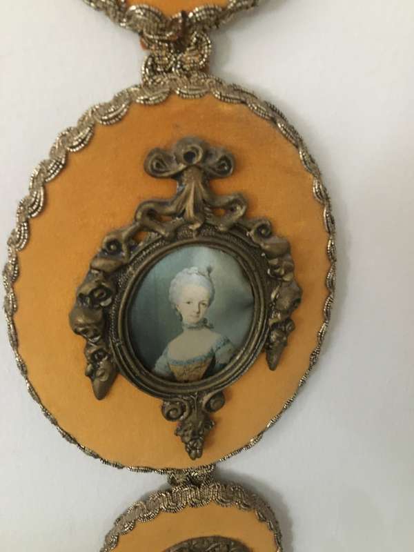 Wall hanging cameo velveteen