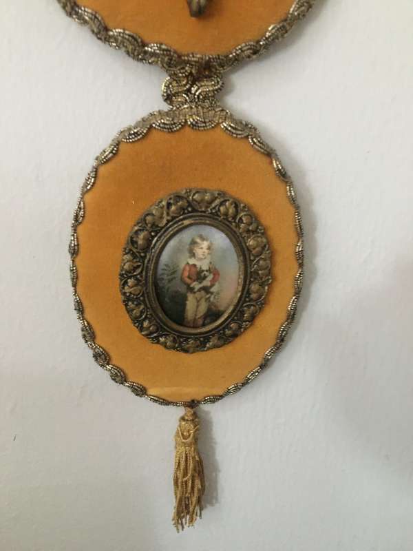 Wall hanging cameo velveteen