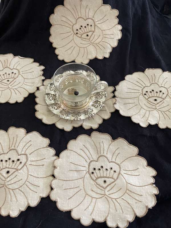 Coasters/doilies embroidered
