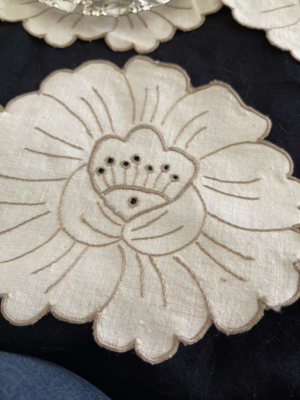 Coasters/doilies embroidered