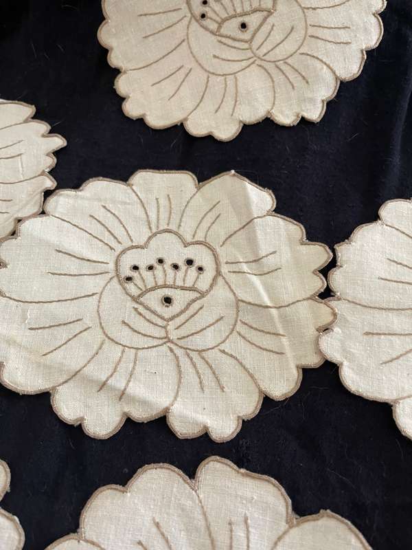 Coasters/doilies embroidered