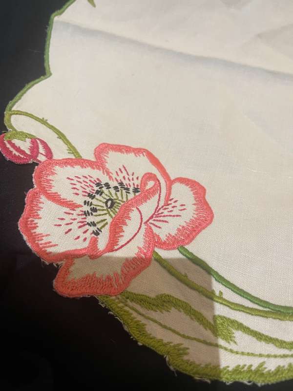 Tray cloth embroidered(C)
