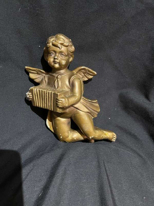 Ornament cherub wall mountable