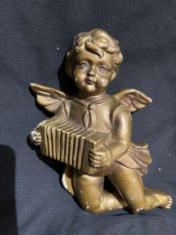 Ornament cherub wall mountable