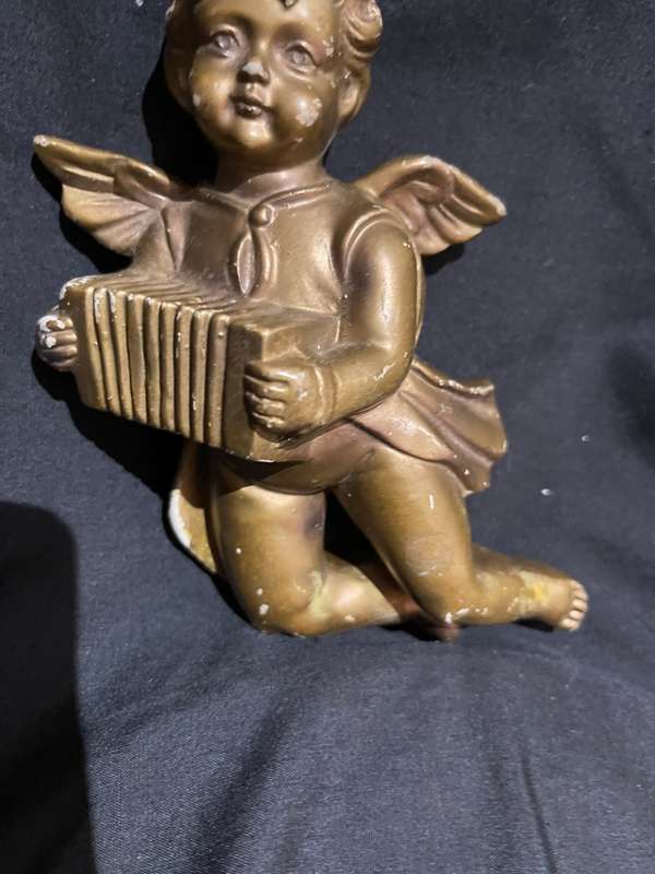 Ornament cherub wall mountable
