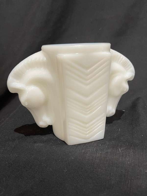 Vase milk glass
