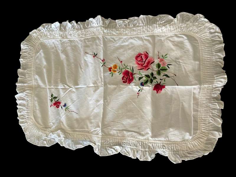 Pillowcase embroidered (E)