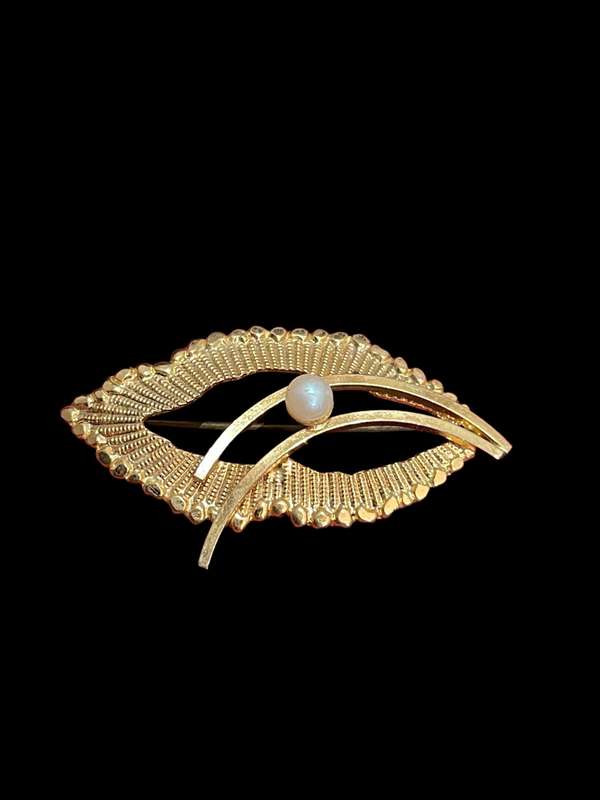 Brooch(I)