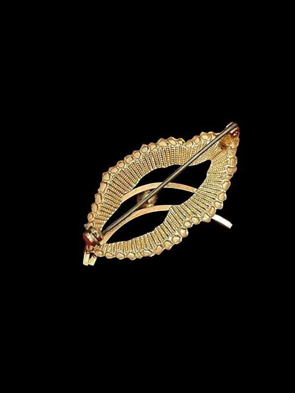 Brooch(I)