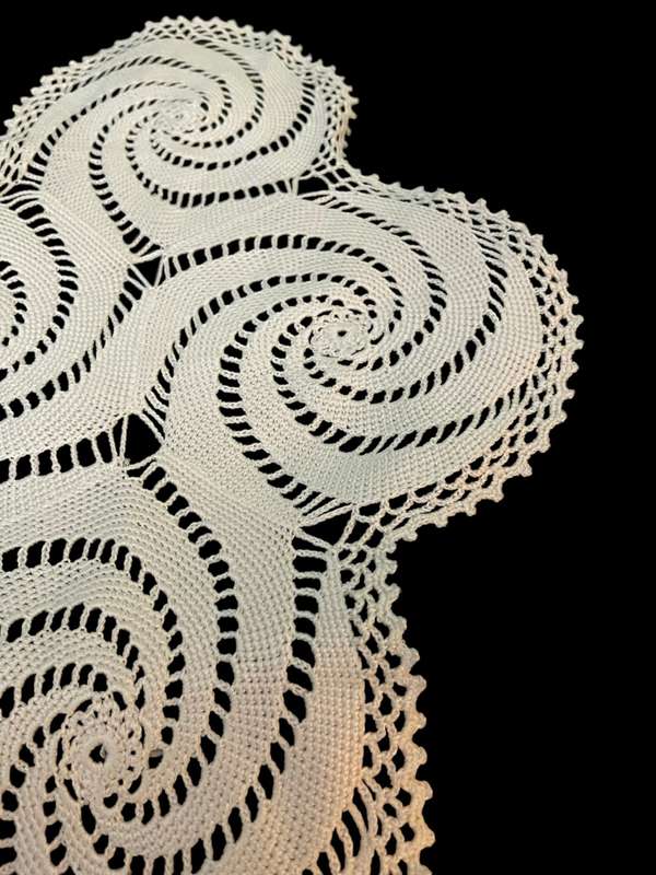 Doilie/centre piece (3)