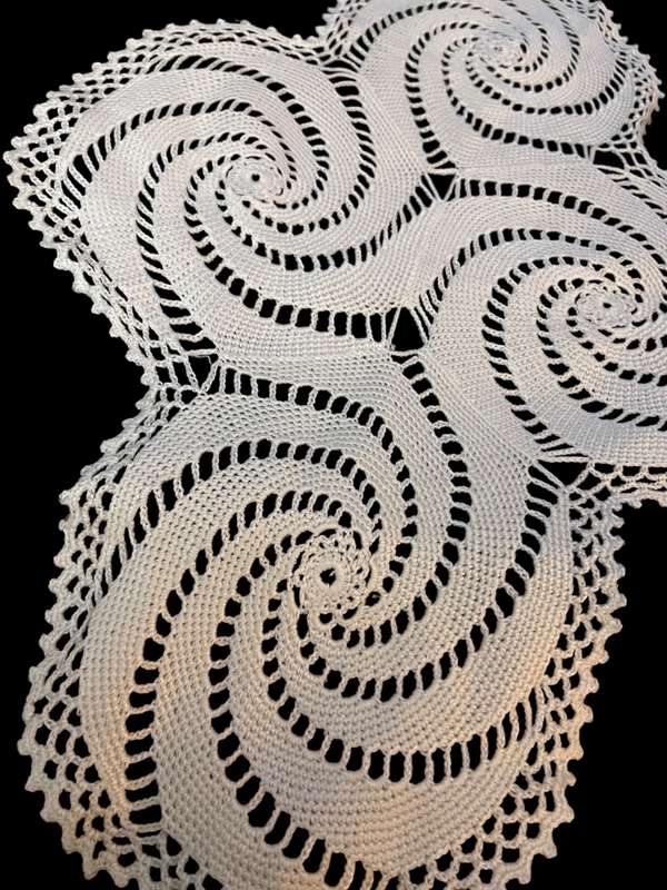 Doilie/centre piece (3)