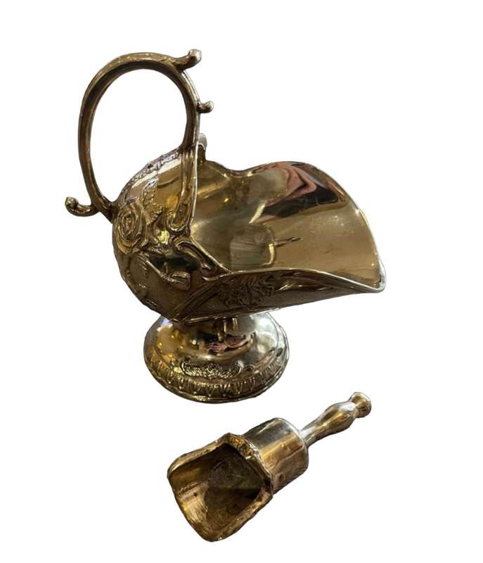Sugar scuttle/ holder scoop