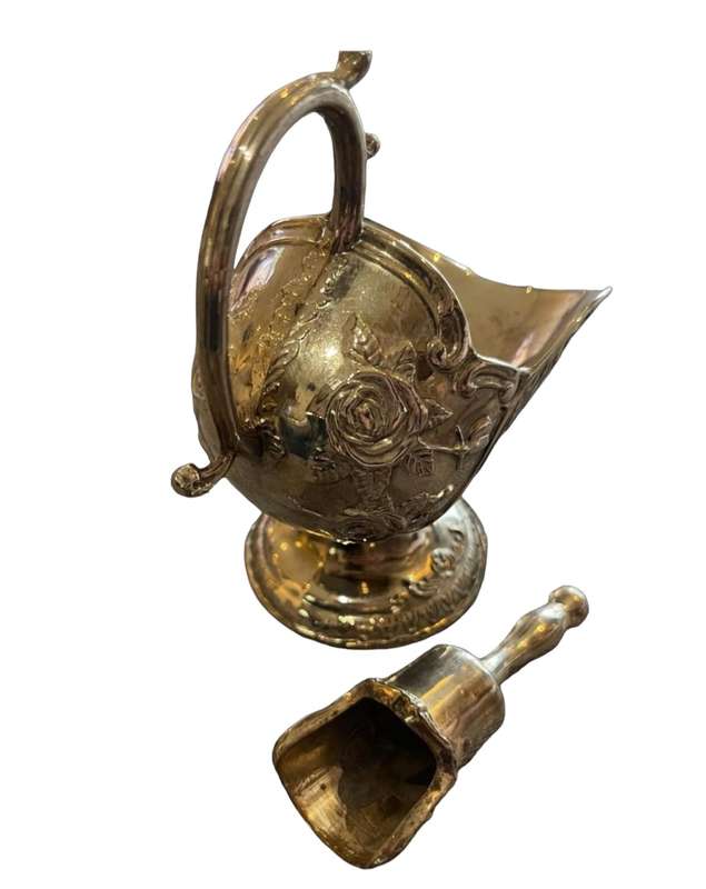 Sugar scuttle/ holder scoop